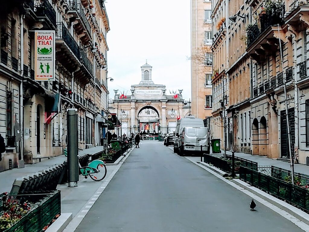 Hôpital Lariboisière de l'AP-HP — Photographie par Nodari Ivaniashvili