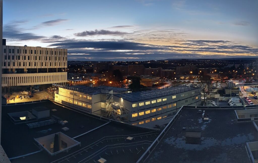 CHU de Reims - Entrée Sud - Bâtiment D. Robert Debré — Photographie par Eric DOCHEZ