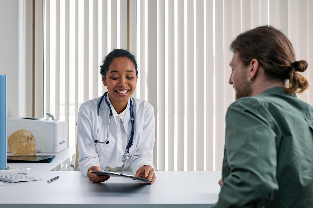 Rendez-vous de consultation de douleur chronique entre un patient et son médecin