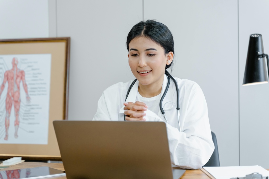 Docteur en centre anti douleur - consultation en visio-conférence
