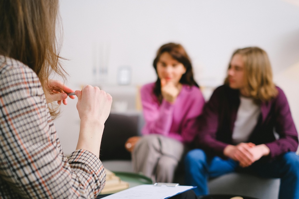 Patients en consultation en centre anti douleur